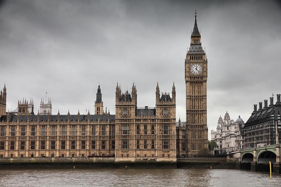 Big Ben toren Paleis van het Parlement Londen regenachtig